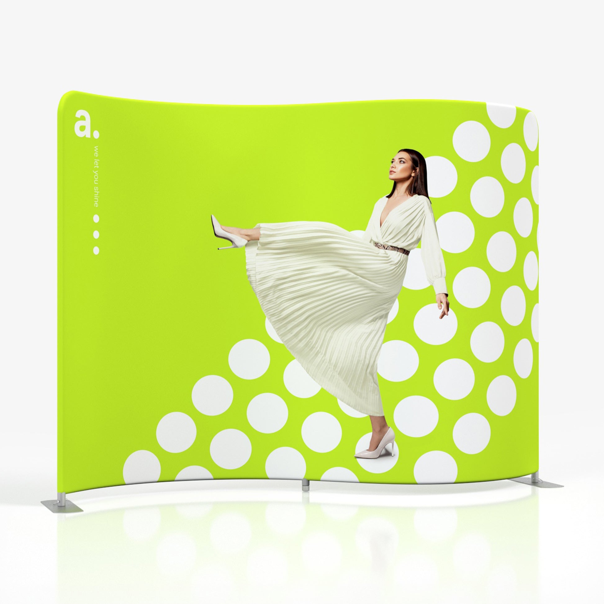 Serpentine mässvägg med stretchtyg