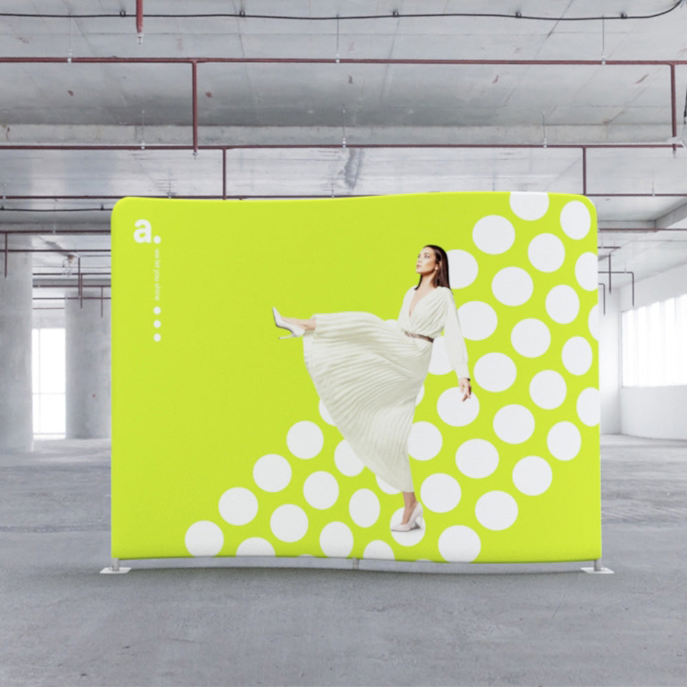 Serpentine mässvägg med stretchtyg