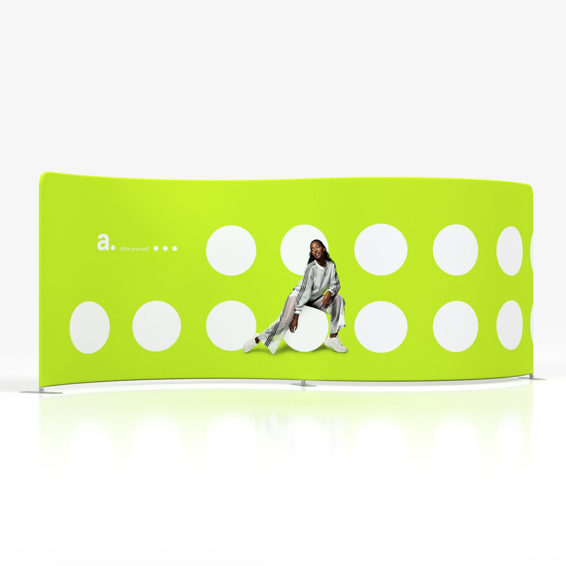 Serpentine mässvägg med stretchtyg