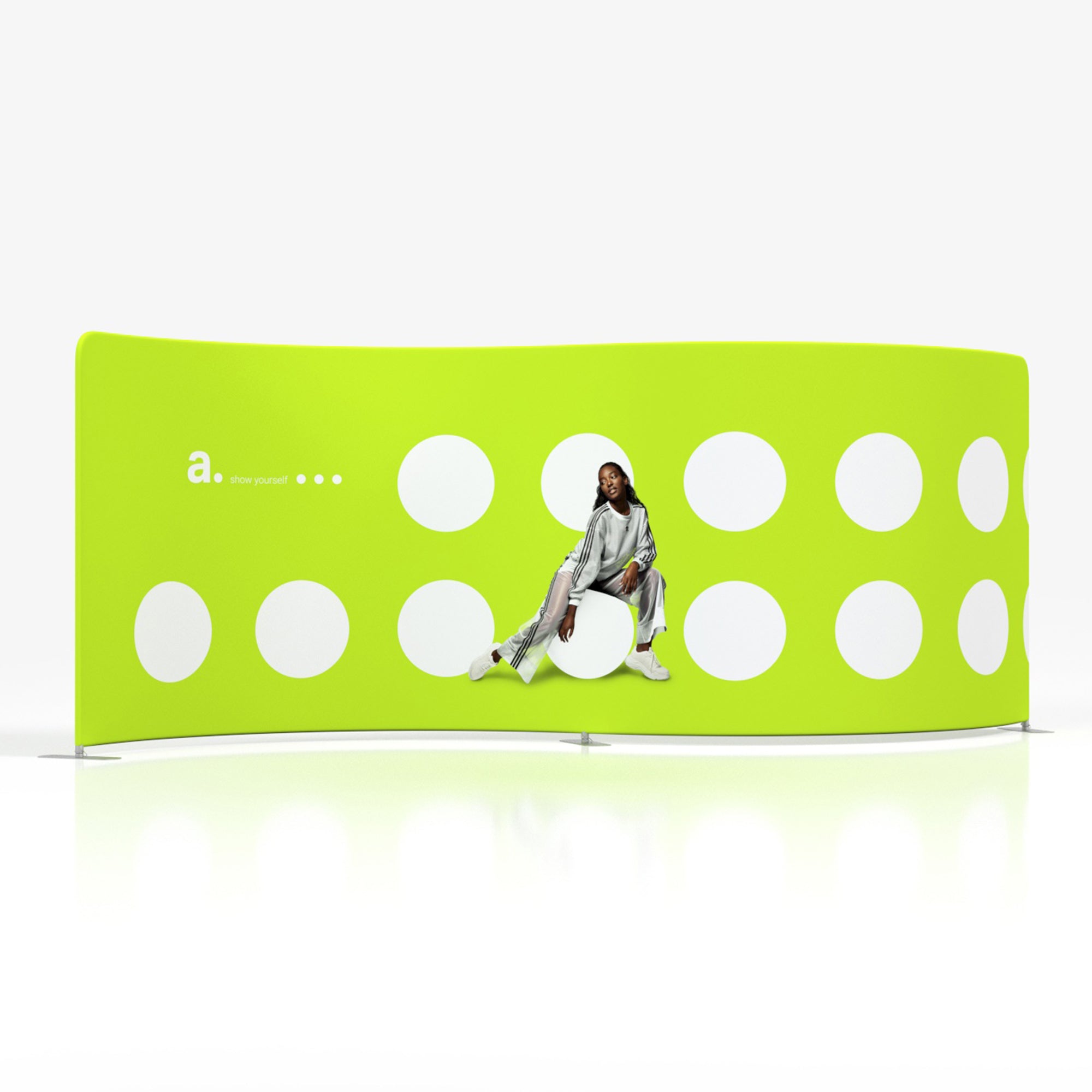 Serpentine mässvägg med stretchtyg