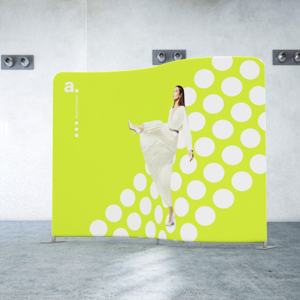 Serpentine mässvägg med stretchtyg