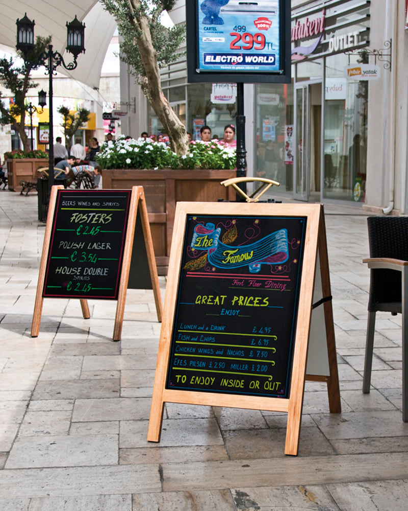 Trottoarpratare med svart Griffeltavla