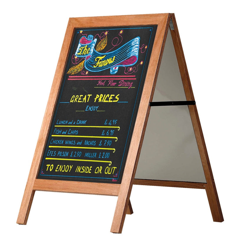 Trottoarpratare med svart Griffeltavla