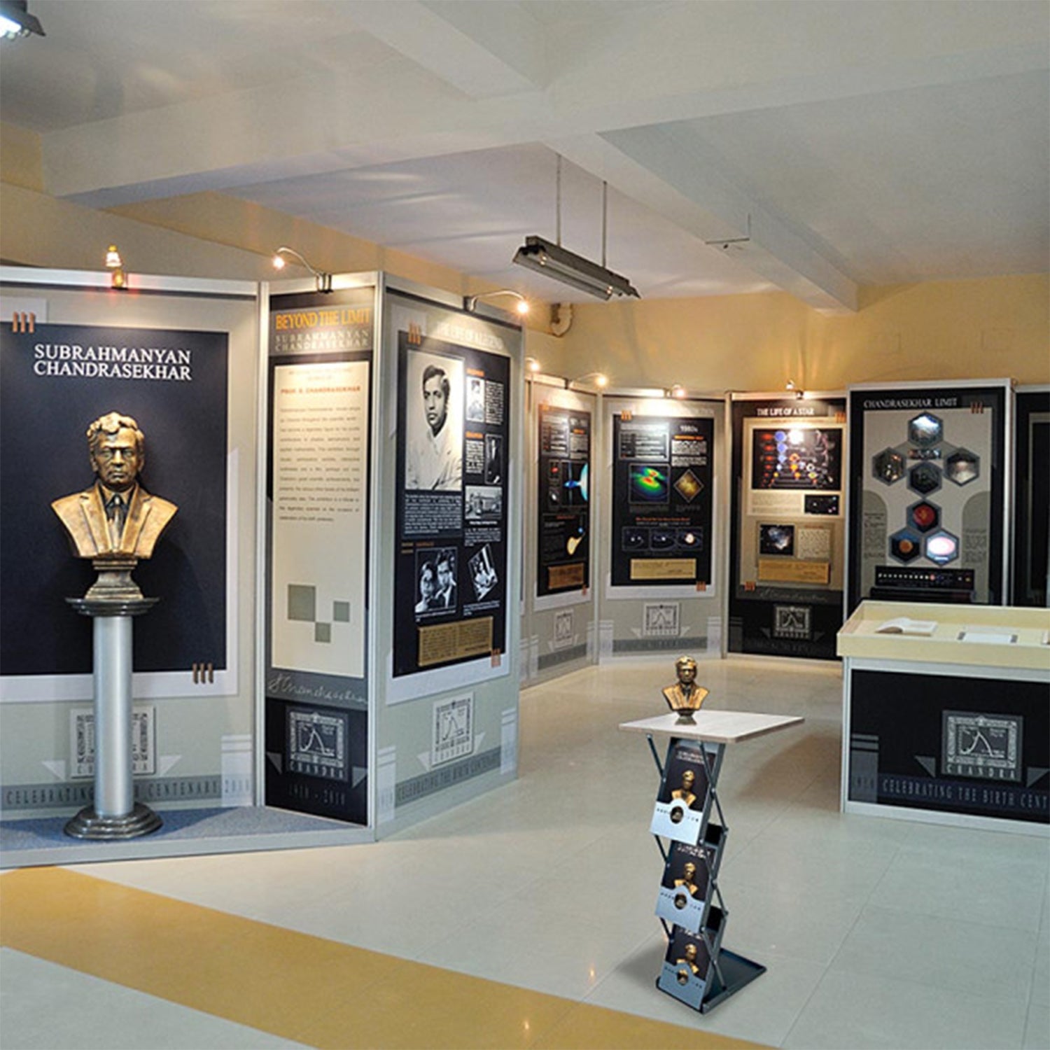 Mässbord med broschyrställ