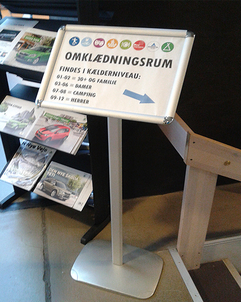 Infoställ med tavla