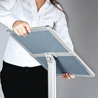 Infoställ med tavla