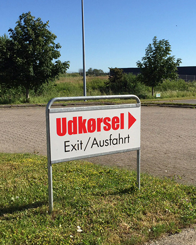 Mäklarskylt med jordspjut