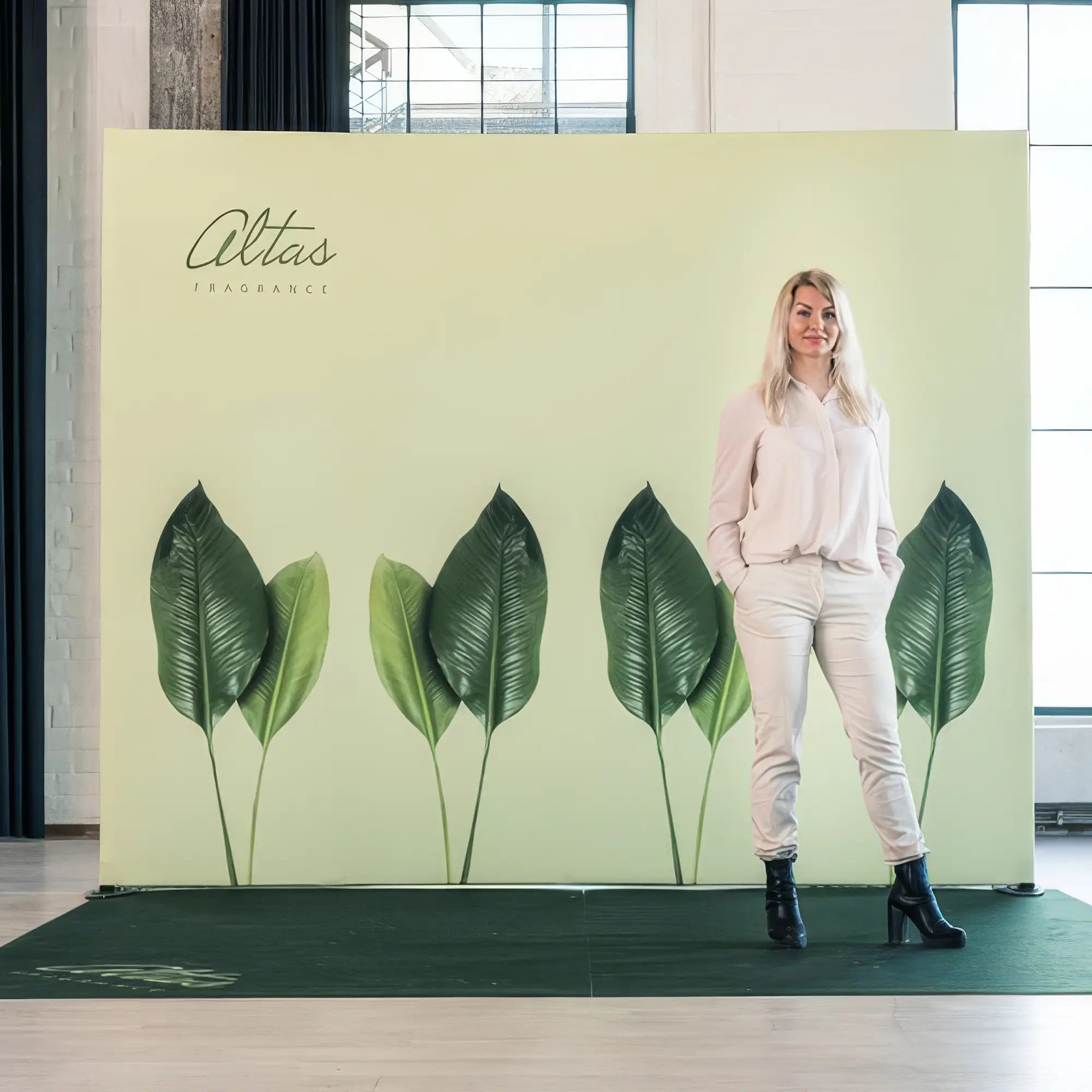 Expand GrandFabric mässvägg med tryckt stretchtyg uppställd i montermiljö