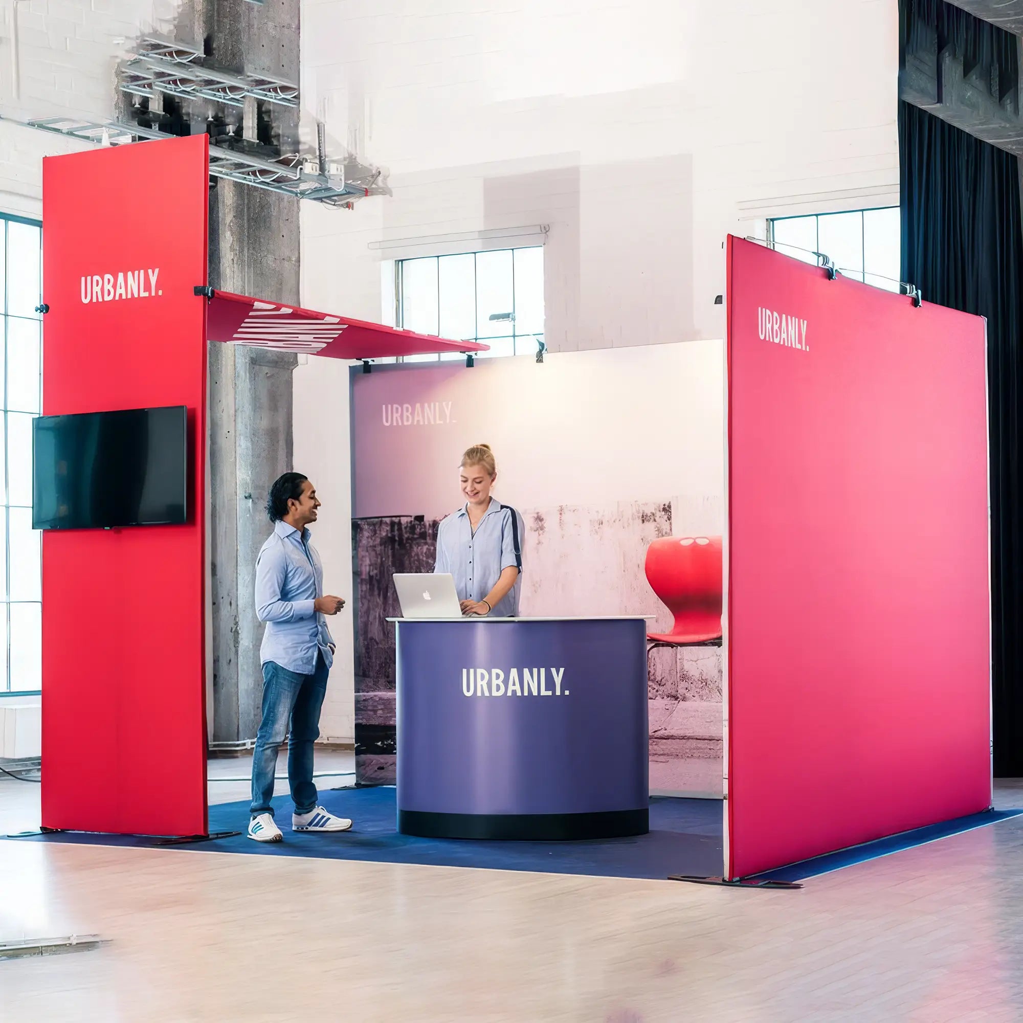 Expand GrandFabric väggsystem i kombination med flera sektioner för större monterlösningar