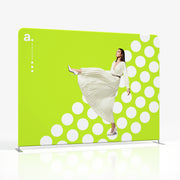 Mässvägg Softwall rak med tryck på stretchtyg – professionell och veckfri mässväg