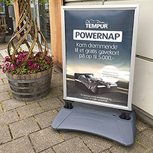 Gatupratare med Windsign & Vattentank